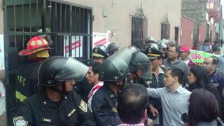 Trabajadores de imprentas se enfrentan a PNP en Centro de Lima