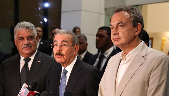 De izquierda a derecha: el canciller dominicano Miguel Vargas, el presidente de ese país Danilo Medina y el ex jefe de gobierno español Jose Luis Rodriguez Zapatero, promotores de las conversaciones. (Reuters)