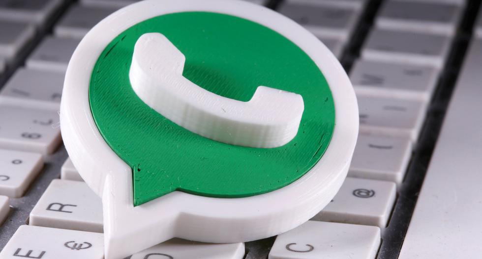 Imagen de un logotipo de Whatsapp (impreso en 3D) sobre un teclado. (REUTERS/Dado Ruvic/Illustration).