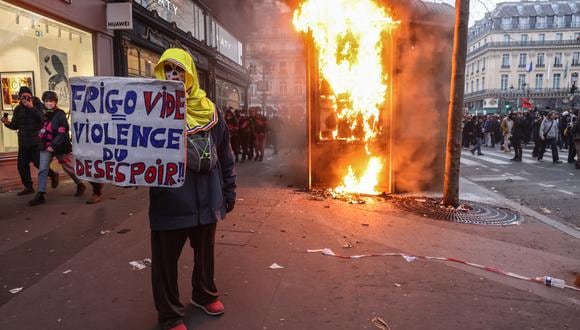 Un manifestante sostiene un cartel que dice "nevera vacía = violencia de la desesperación" durante una manifestación contra la reforma de las pensiones del gobierno en París, Francia, el 23 de marzo de 2023. (Foto de EFE/EPA/MOHAMMED BADRA)