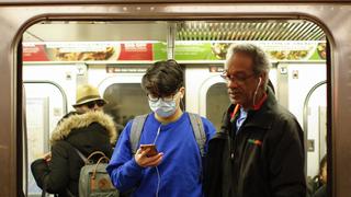 Nueva York levanta mandato de llevar mascarillas en los medios de transporte