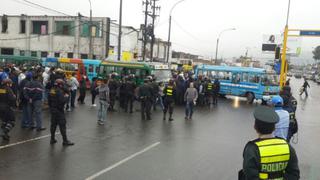 Choferes bloquean avenida Tacna con cústers y generan caos