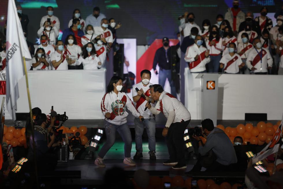 Kenji Fujimori and Jimmy Shanti took the stage and danced "Chin chin".  (Photo; Caesar Bueno @ photo.gec)