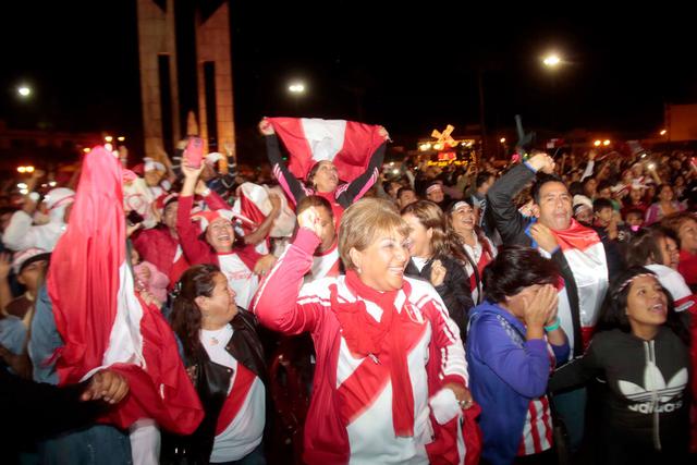 En Chimbote, cientos de hinchas se dieron cita en la Plaza de Armas. (Foto: Municipalidad del Santa)