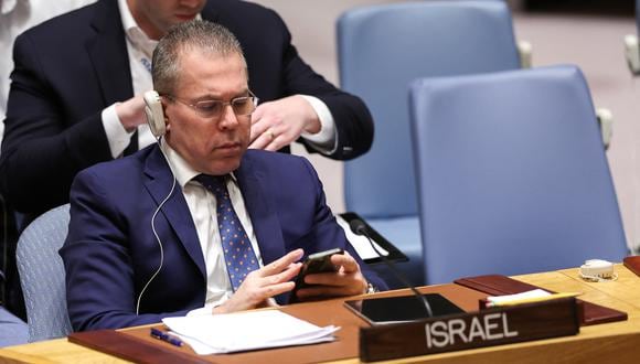 El embajador de Israel ante la ONU, Gilad Erdan, mira su teléfono durante una reunión del Consejo de Seguridad sobre la situación en Medio Oriente. (Foto de Charly TRIBALLEAU / AFP).