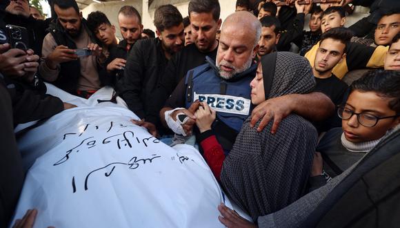 El jefe de la oficina de Al Jazeera en Gaza, Wael Al-Dahdouh, abraza a su hija mientras llora por el cuerpo de su hijo Hamza Wael Dahdouh, periodista de Al Jazeera, durante su funeral, en Rafah, en la Franja de Gaza, el 7 de enero de 2024. (Foto de AFP)