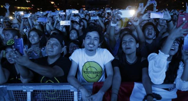 Fans de Soda Stereo esperando que se de inicio al concierto "Gracias Totales".