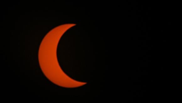 Fotografía fechada el 14 de octubre de 2023 del eclipse solar parcial desde Brasilia, Brasil. (EFE/ Andre Borges).