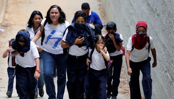 El Ministerio de Educación de Venezuela ha prohibido a las escuelas públicas cancelar clases, incluso cuando los gases lacrimógenos usados en las protestas pueden afectar a los niños. (Foto: Reuters)