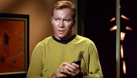 &quot;Star Trek&quot;. El capit&aacute;n Kirk (William Shatner) y un comunicador. (Imagen: CBS)