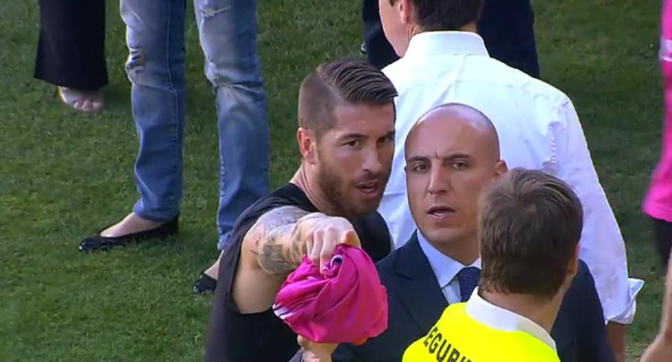 Sergio Ramos e obsequió su camiseta de entrenamiento a una hincha. (Foto: Captura)
