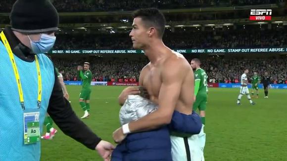 Cristiano Ronaldo obsequió su camiseta a una niña. (Fuente: ESPN)