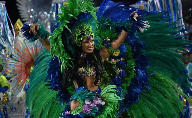 Un miembro de la escuela de samba Beija Flor se presenta durante la segunda noche del desfile del Carnaval de Río en el Sambódromo Marques de Sapucai en Río de Janeiro, Brasil, el 21 de febrero de 2023 (Foto: CARL DE SOUZA / AFP)