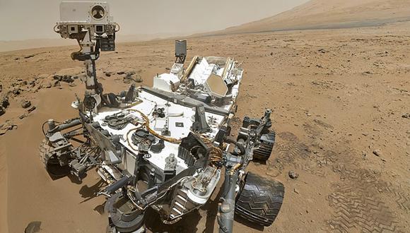 El Curiosity en Marte, esta foto fue tomada por el mismo robot en una sucesión de 55 fotografías que luego fueron unidas por computadora (Foto: NASA)