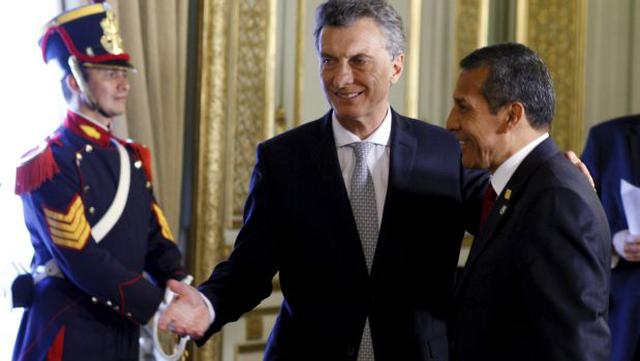 Ollanta Humala saluda a Mauricio Macri tras toma de mando - 1