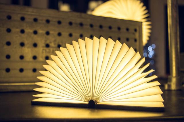 Una lámpara en forma de libro para los amantes de la lectura  - 2