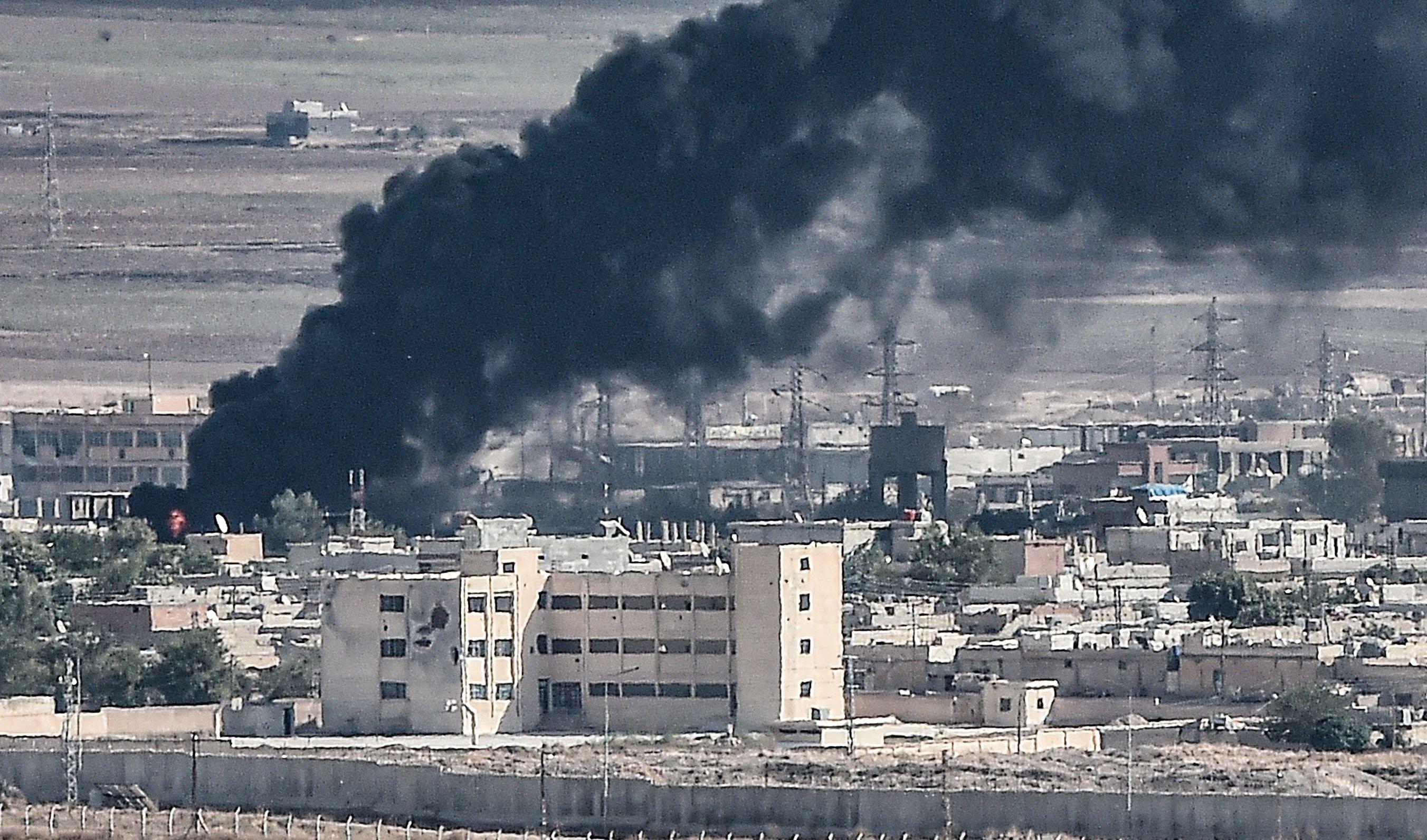 El humo se eleva en la ciudad siria de Ras al Ain, duramente bombardeada por las fuerzas turcas. (AFP / Ozan KOSE).