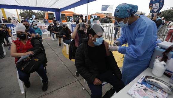 Más de 800 pasajeros del Metropolitano recibieron la dosis contra la COVID-19 en Lima Norte. (Foto: Jorge Cerdan/@photo.gec)