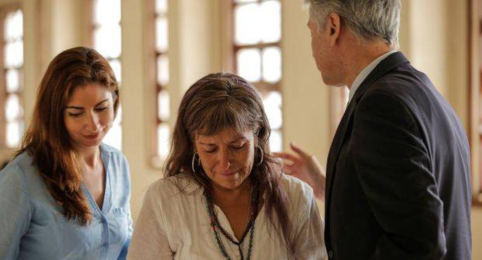 Maritza, madre del acusado Fernando Candia, es consolada por delegados de la embajada chilena tras romper a llorar a las puertas de la sala del tribunal en Kuala Lumpur. (Foto: EFE)