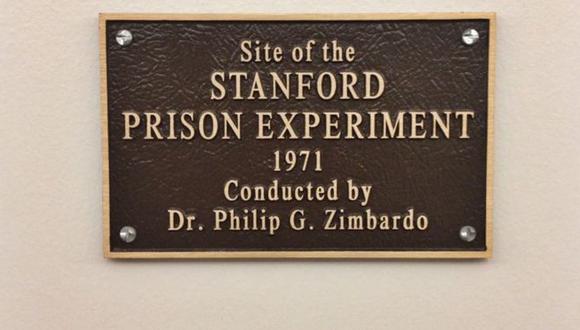 Placa que recuerda el experimento de la cárcel de Stanford, en 1971, que sigue siendo controversial. (Foto: ERIC. E. CASTRO)