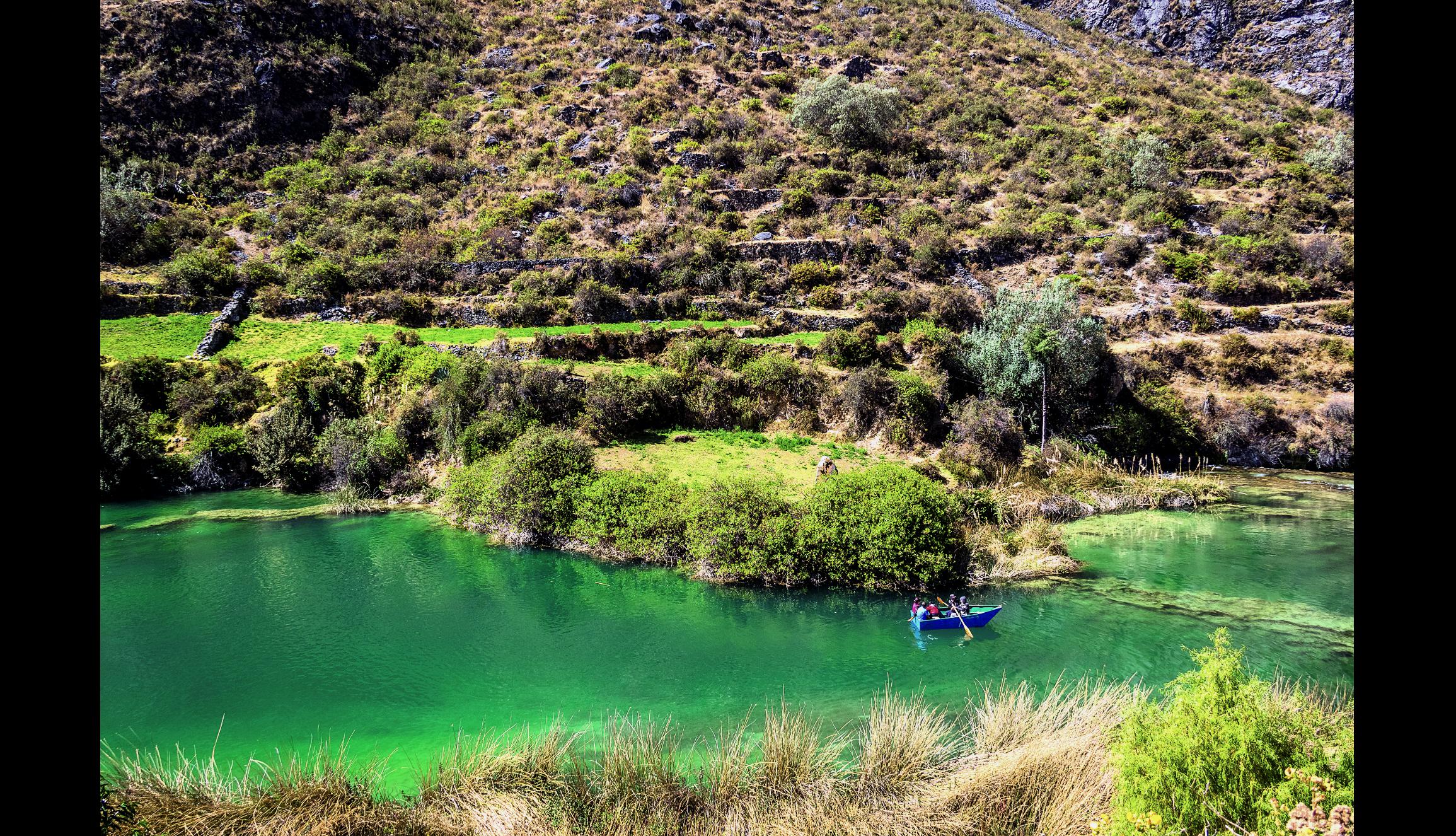 6. Huancaya: Recuerdos en las lagunas turquesas. La Reserva Paisajística Nor Yauyos Cochas concentra cascadas, pueblos y puentes de estilo colonial. Antes de llegar a la localidad de Huancaya, deténganse en la laguna Piquecocha, en el distrito de Vitis. Caminen despacio, pues empezarán a sentir los efectos de la altura (3.200 m.s.n.m). Ya en Huancaya, recorran el poblado, monten a caballo a orillas del río Cañete (S/ 5 por hora) o atrevánse a pescar truchas. A solo 3 km está el pueblo de Vilca. Suban al mirador de Carhuayno y visiten la laguna Huallhua, donde podrán pasear en bote (S/10).  Foto: Shutterstock.