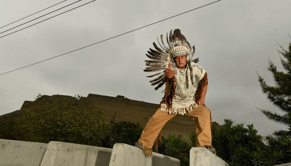 El señor Juan Julio Pala exige la presencia de Lapadula en Paramonga. Su foto con el tocado apache pasará a la historia. (Foto: Luis Miranda / Somos)
