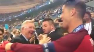 Cristiano Ronaldo y el emotivo abrazo con Alex Ferguson [VIDEO]