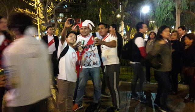 Las plazas, espacios públicos y locales donde se transmitirá el cotejo entre la selección peruana y su similar de Nueva Zelanda, por el repechaje al Mundial Rusia 2018, ya se llenaron de hinchas.