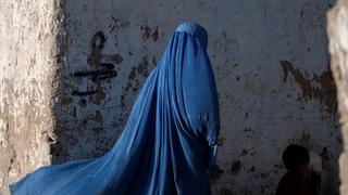Los talibanes obligan de nuevo a las mujeres afganas a cubrirse de la cara a los pies con la burka 