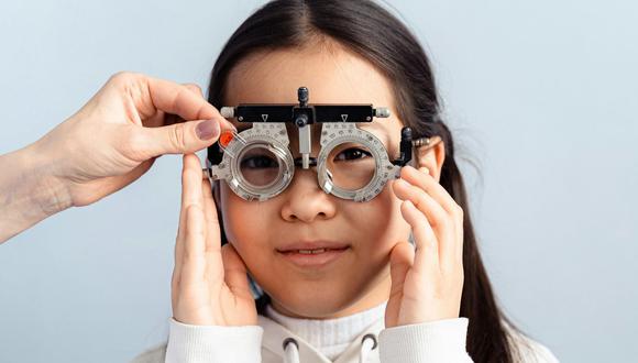 Una visita al oftalmólogo apenas se vean señales de poca visión es fundamental para tratar el problema. (Foto:  Antoni Shkraba / Pexels)