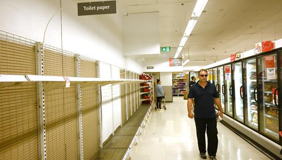 Los estantes de rollos de papel higiénico están vacíos en un supermercado en Sídney. El coronavirus ha provocado la escasez de algunos productos en los supermercados. (Foto: AFP)