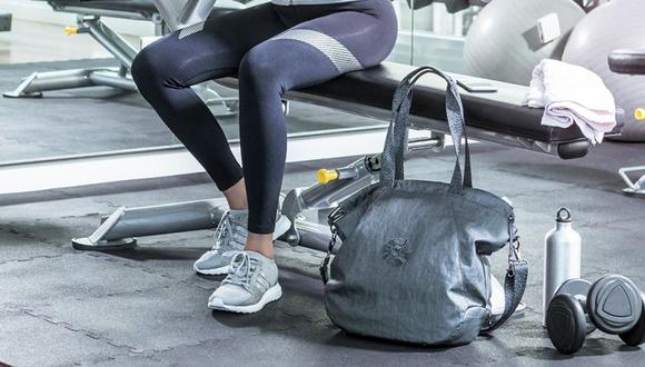 Un maletín deportivo es un básico para el gimnasio y lo ideal es no llevar mucho peso. (Foto: Kipling)