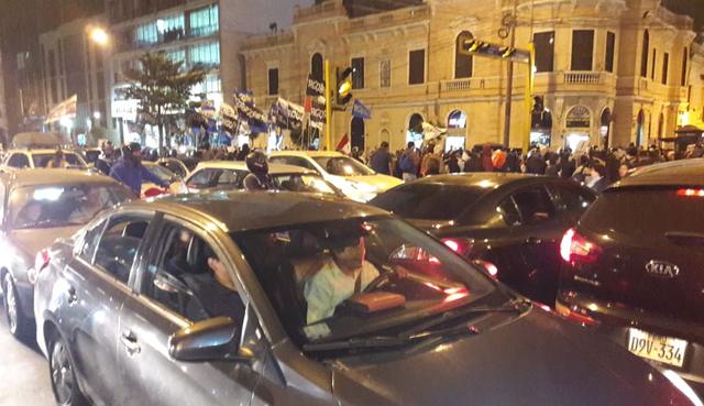 La movilización inició a las 05:00 p.m. en la plaza San Martín, hasta donde llegaron varios colectivos. (Foto: Juan Guillermo Lara / El Comercio)