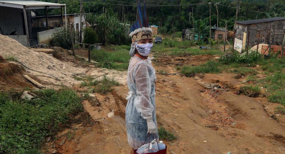 La asistente de enfermería indígena Witoto Vanda Ortega, de 32 años, en su ronda de visitas de atención médica en el Parque das Tribos, una comunidad indígena en los suburbios de Manaus. (Foto: AFP / Ricardo OLIVEIRA).