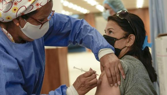 "Lejos de analizar la complejidad de este dilema ético, se difunden mensajes que oponen al amigo que “lucha contra el virus” con el enemigo que, al no vacunarse, 'fortalece al virus'”. (Foto: AP / Matias Delacroix)