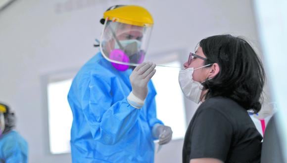 El testeo por la nariz ahora también se puede hacer personalmente. En nuestro país ya se vende el producto Test Nasal SARS-CoV-2 Antigen Self, del laboratorio Roche. | Fotos: Renzo Salazar