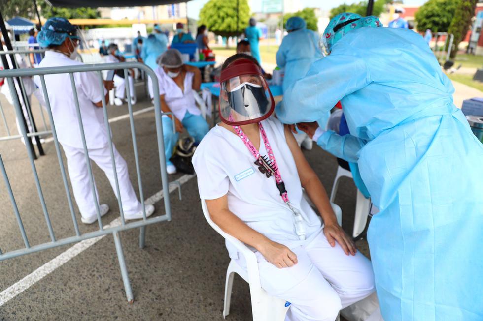 Para este proceso de inmunización en el Hospital Naval se establecieron cinco puestos de vacunación. Además, se contó con el apoyo de orientadores y un comité de recepción que guiaban al personal que llegaba al mencionado nosocomio. (Foto: Hugo Curotto / @photo.gec)