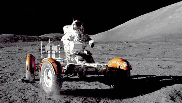 El comandante de la misión del Apolo 17, Eugene A. Cernan, hace un recorrido en el vehículo lunar Roving en la zona de Tauro-Littrow. (Foto: NASA)