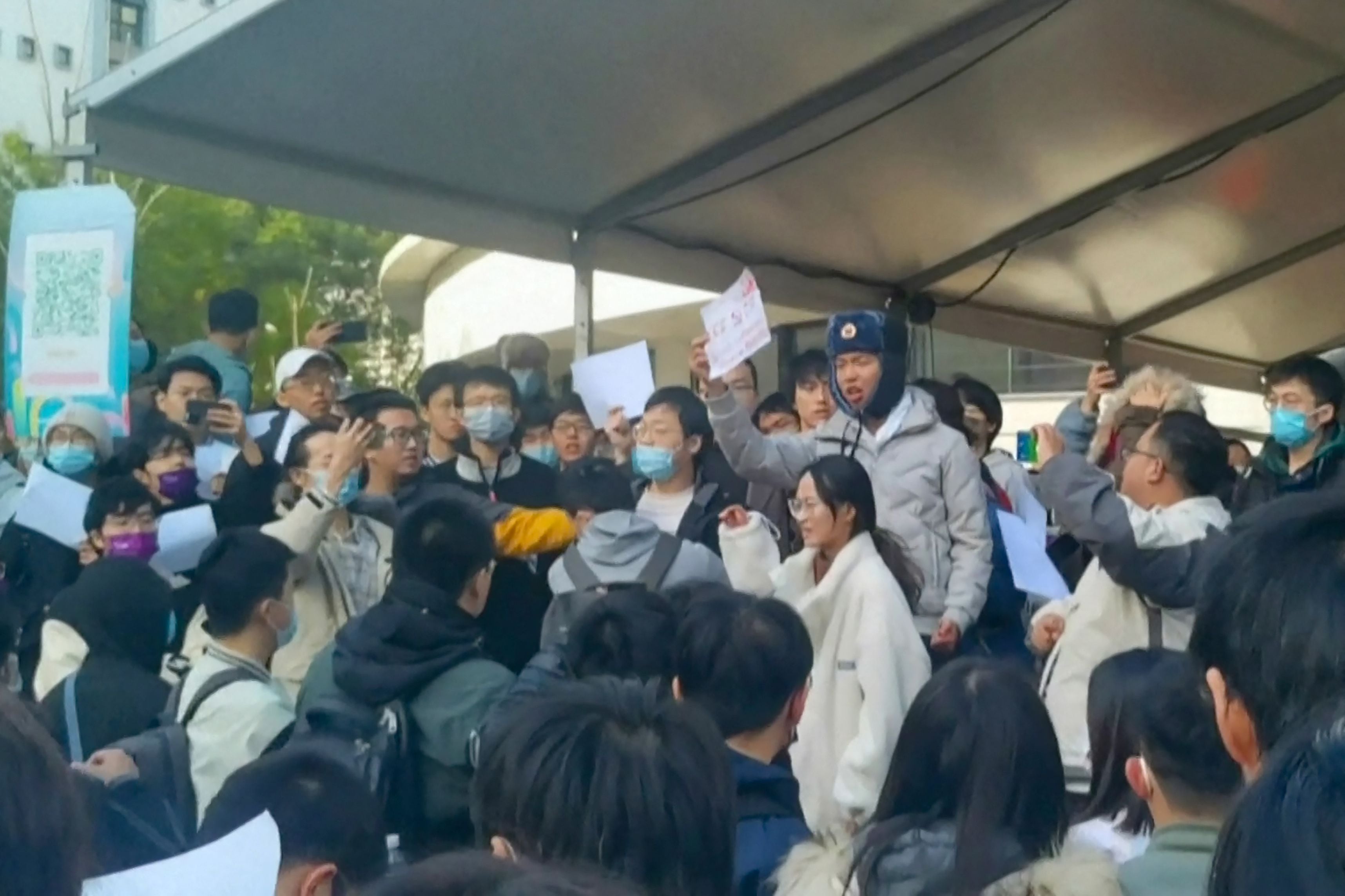 Students protesting against China's zero covid policy at Tsinghua University in Beijing.  (AFPTV / AFP).