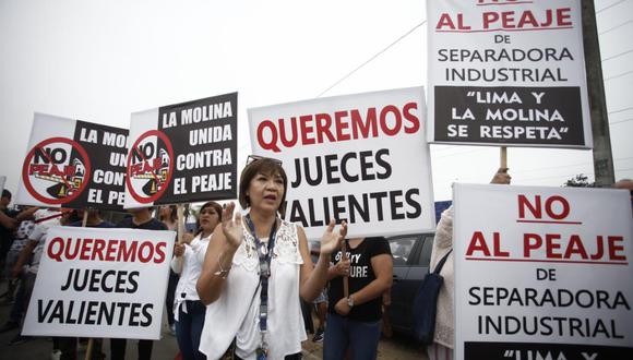 Alcalde de La Molina, Álvaro Paz de la Barra protestó junto a un grupo de vecinos por el fallo a favor de Lamsac en proceso por peaje en la Av. Separadora Industrial (Foto: Joel Alonzo/GEC).