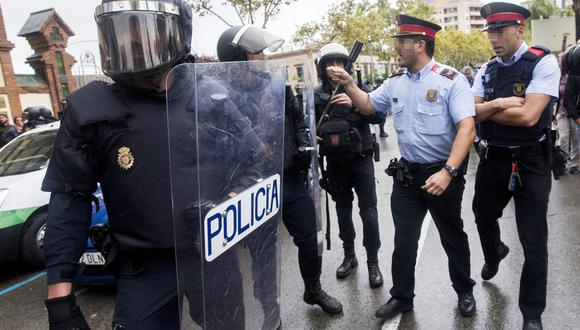 Mossos d'Esquadra y miembros de la Policía Nacional discuten frente al Instituto Can Vilumar, habilitado como centro de votación para el referéndum catalán. (EFE)