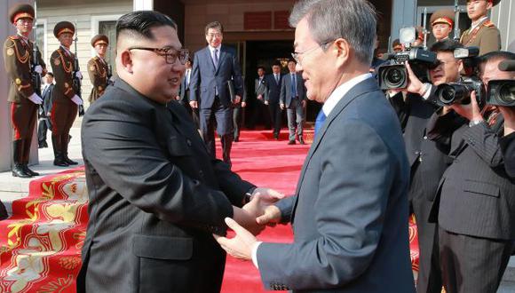 Los mandatarios de ambos países, técnicamente aún en guerra, acordaron mejorar lazos y trabajar para la "total desnuclearización" de la península coreana. (Foto: AFP)&nbsp;