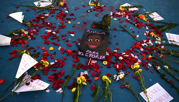 Un memorial improvisado con flores, una bota y pancartas se muestra durante una manifestación llamada "Justicia para Victoria" por la muerte de la salvadoreña Victoria Esperanza Salazar, quien fue sometida por la policía en Tulum, un centro turístico en el Caribe mexicano. (Foto: MARVIN RECINOS / AFP)