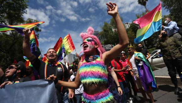 Grupos de personas participan en la edición XLIII de la marcha LGBT+ hoy, en Ciudad de México (México). (Foto: EFE/ Sáshenka Gutiérrez).