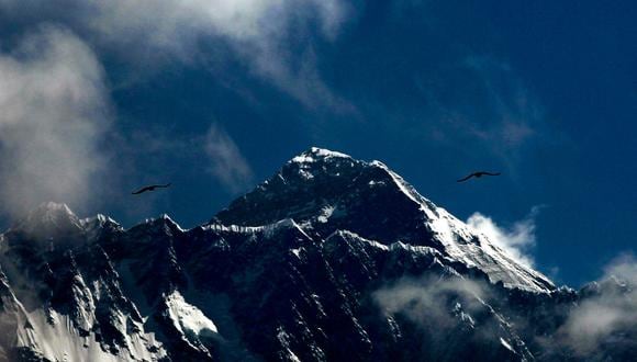 Alrededor de trescientos alpinistas han muerto al intentar alcanzar la cima del monte Everest en las últimas seis décadas, y más de cien cuerpos podrían yacer en la montaña. (Niranjan Shrestha/Associated Press).