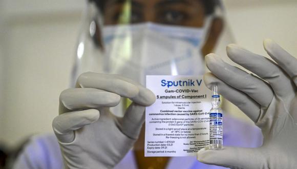 Un trabajador de la salud muestra la vacuna contra el coronavirus Sputnik V, el 6 de mayo de 2021. (Ishara S. KODIKARA / AFP).