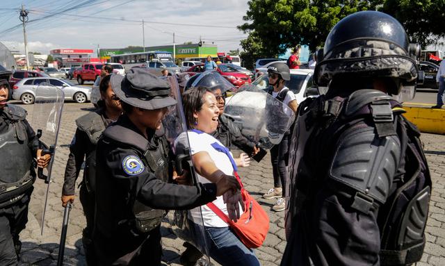 Los agentes policiales arrastraron por el pavimento a jóvenes, adultos y ancianos para llevarlos hasta los patrulleros del cuerpo de seguridad. (AFP).