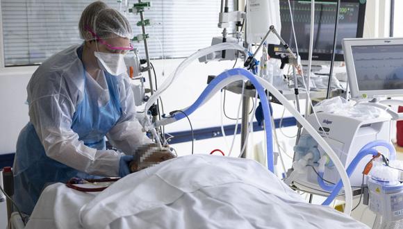 Una enfermera atiende a un paciente infectado por el coronavirus en UCI del Institut Mutualiste Montsouris, en París (Francia), el 21 de abril de 2021. (Thomas SAMSON / AFP).