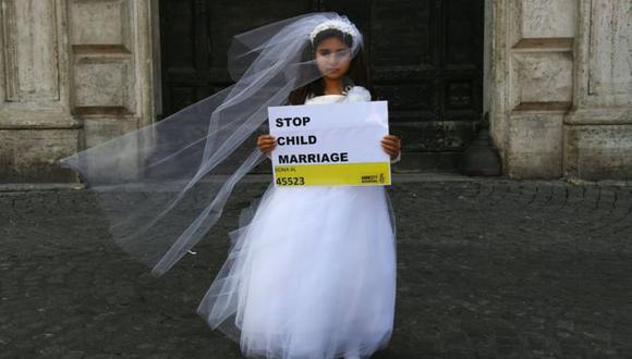 "Detengan el matrimonio infantil", dice esta niña vestida de novia en una protesta en contra.