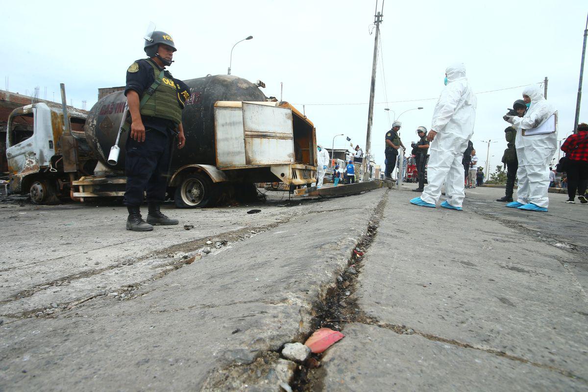 El desnivel habría ocasionado la rotura de la tubería de un camión cisterna que transportaba gas. (Gonzalo Córdova/GEC)